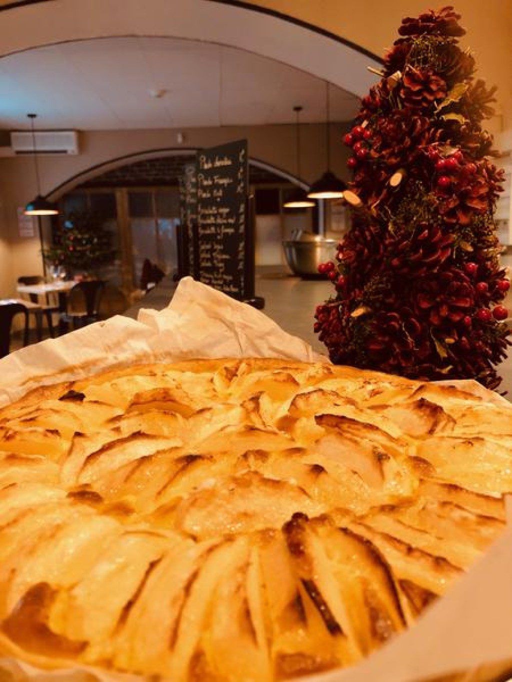 Une tarte aux pommes dorée, juste sortie du four